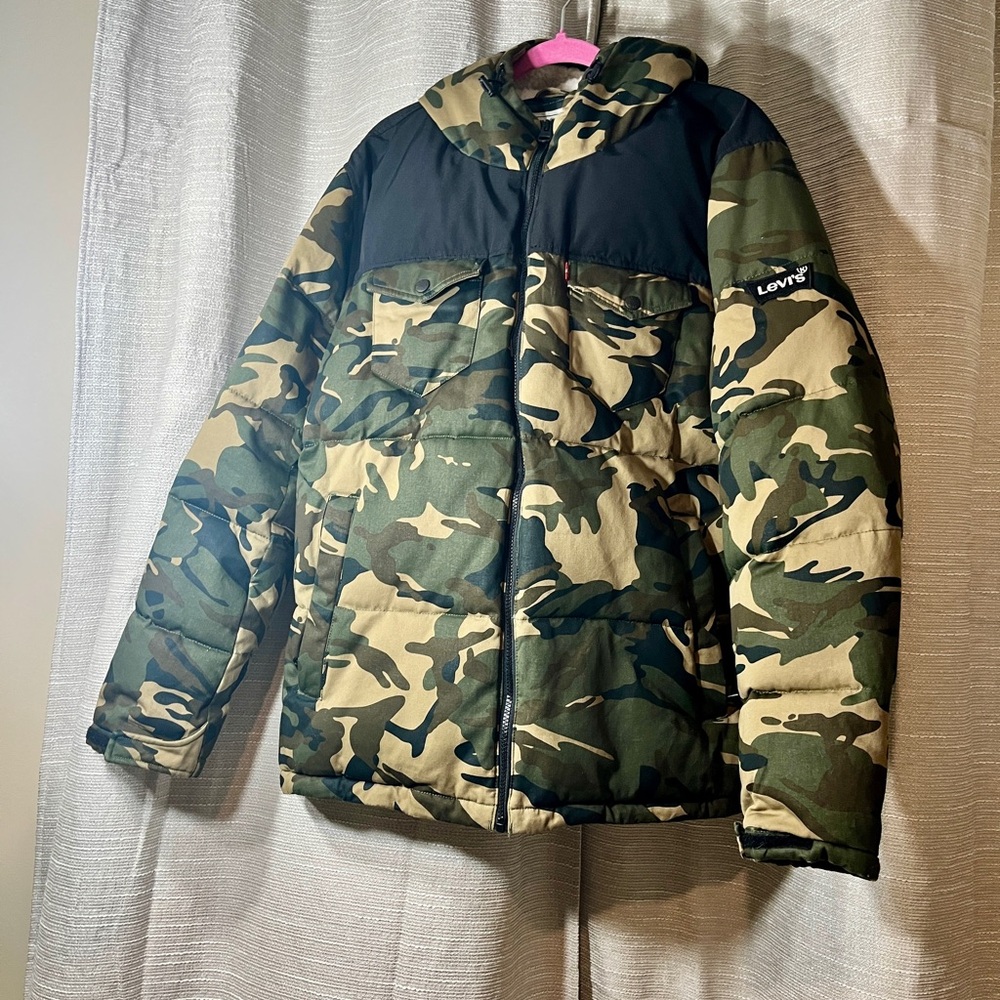 EUC XL Levi’s  Camouflage Puffer Jacket